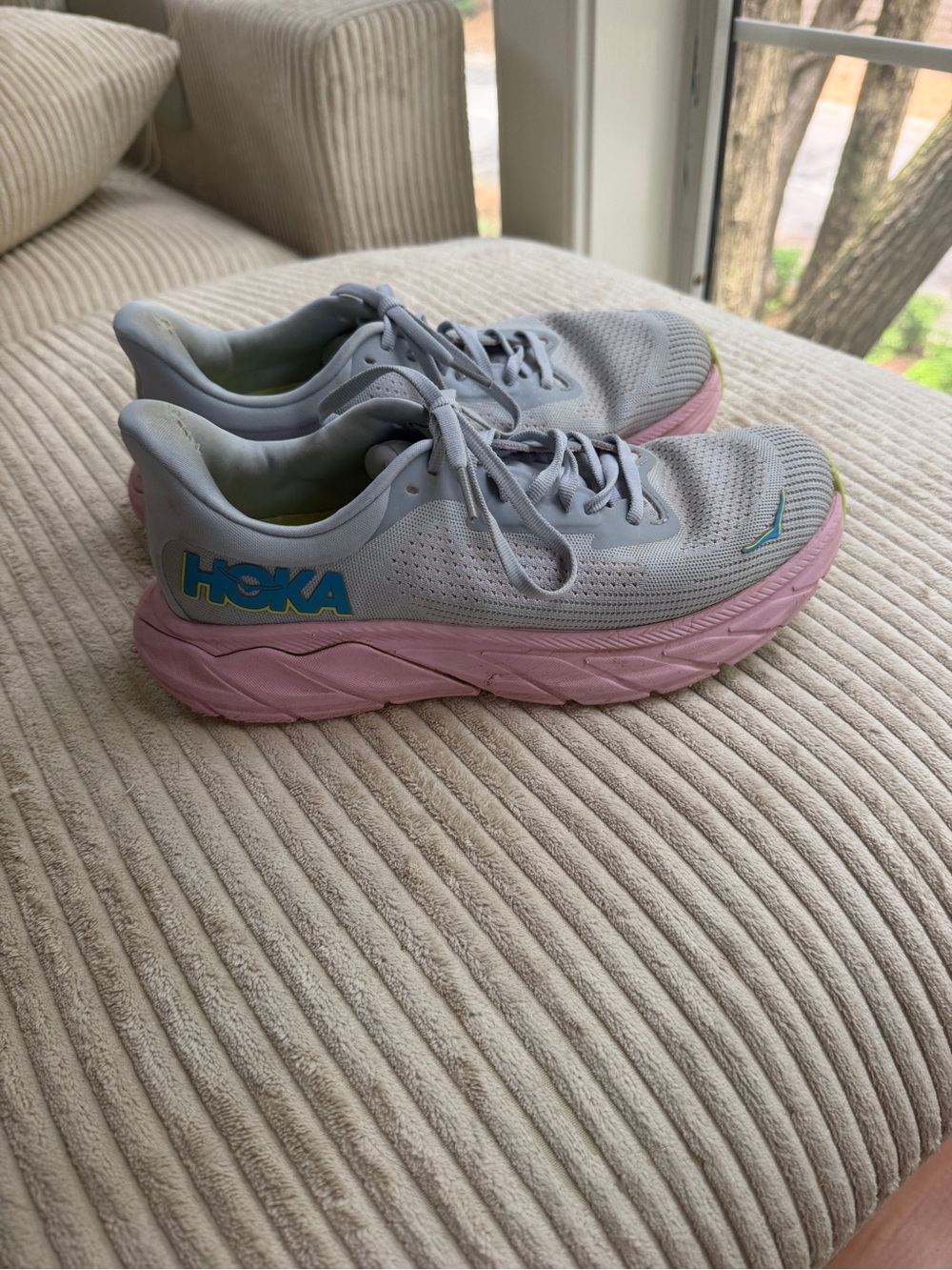 Hoka Arahi 7 Women’s Gray & Pink Running Shoes